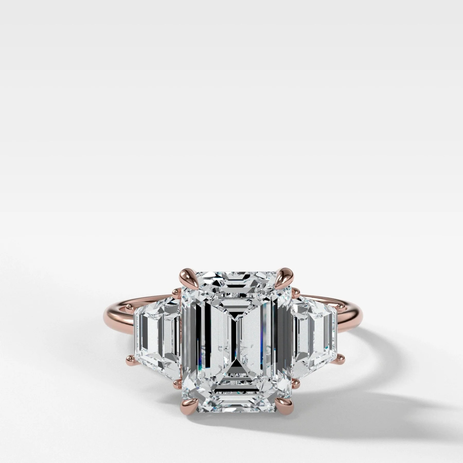 Three Stone ring with Trapezoid side diamonds and an Emerald cut - Image 4